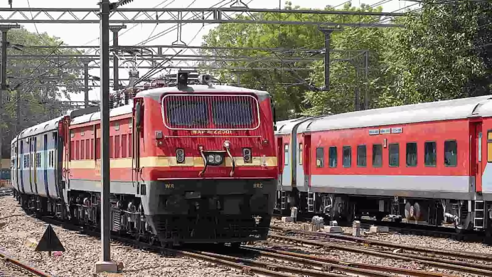 रेलवे ट्रैक पर खड़ी जयपुर बान्द्रा एक्सप्रेस ट्रेन और उसके डिब्बे नजर आ रहे हैं। रेलवे ट्रैक पर खड़ी जयपुर बान्द्रा एक्सप्रेस ट्रेन और उसके डिब्बे नजर आ रहे हैं।