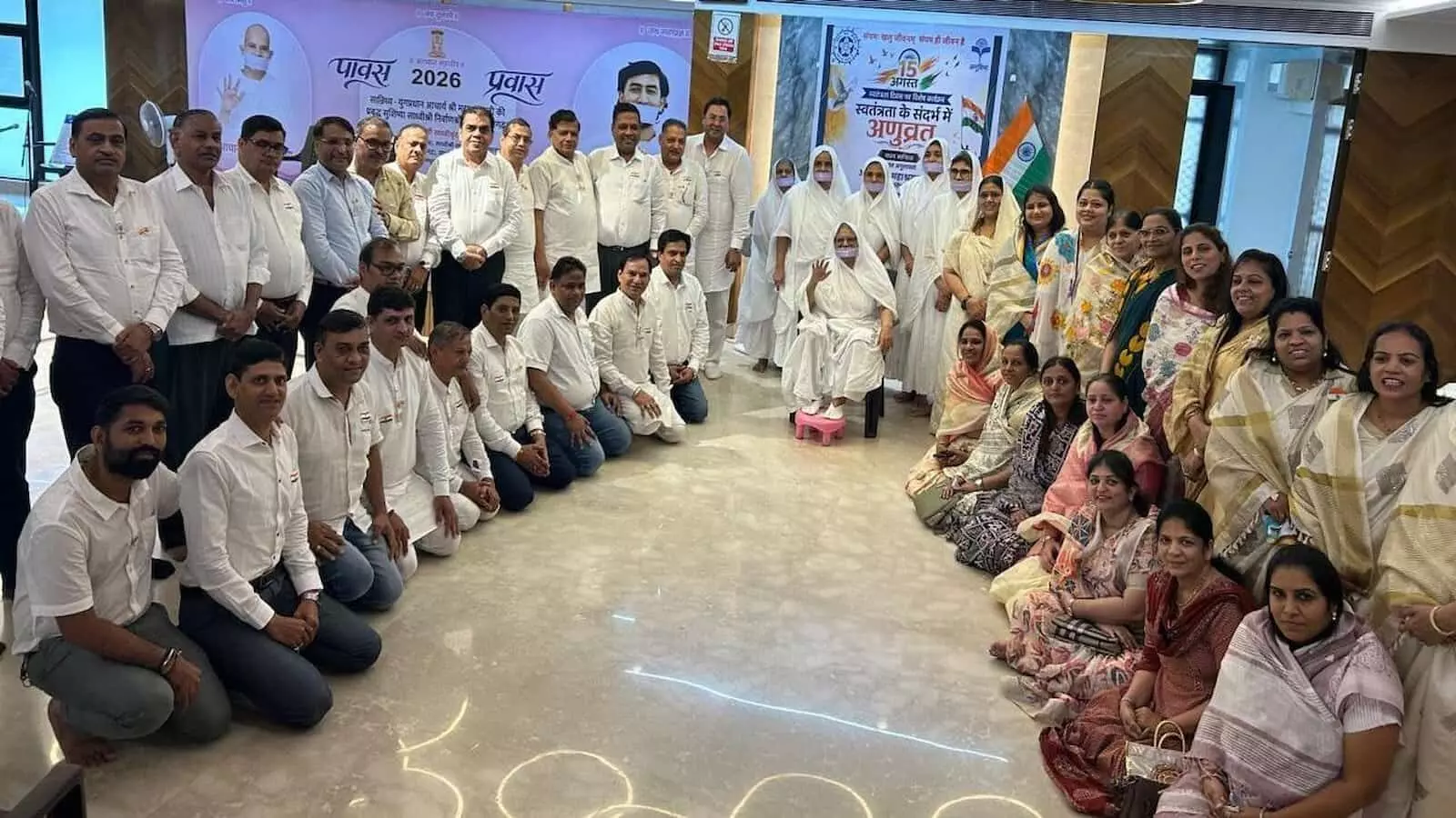अणुव्रत समिति मुंबई के स्वतंत्रता दिवस कार्यक्रम में विचार व्यक्त करतीं साध्वीवृंद। अणुव्रत समिति मुंबई के स्वतंत्रता दिवस कार्यक्रम में विचार व्यक्त करतीं साध्वीवृंद।