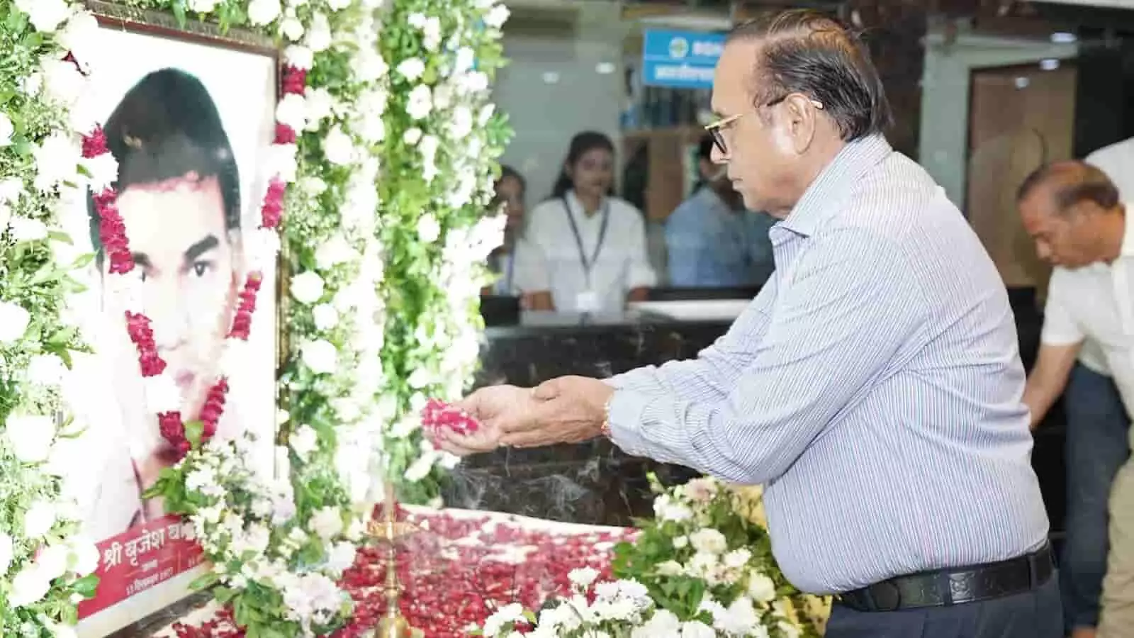 तस्वीर में भीलवाड़ा के अस्पताल में स्वर्गीय बृजेश बांगड़ के चित्र पर श्रद्धांजलि अर्पित करते लोग। तस्वीर में भीलवाड़ा के अस्पताल में स्वर्गीय बृजेश बांगड़ के चित्र पर श्रद्धांजलि अर्पित करते लोग।