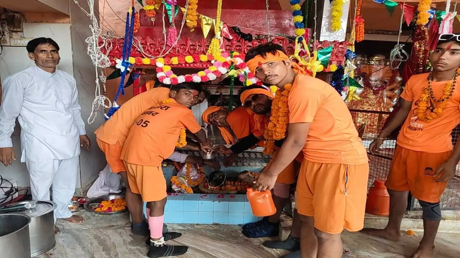 भरतपुर के भुसावर स्थित शिव मंदिर में नाग पंचमी पर जलाभिषेक करते श्रद्धालु भरतपुर के भुसावर स्थित शिव मंदिर में नाग पंचमी पर जलाभिषेक करते श्रद्धालु