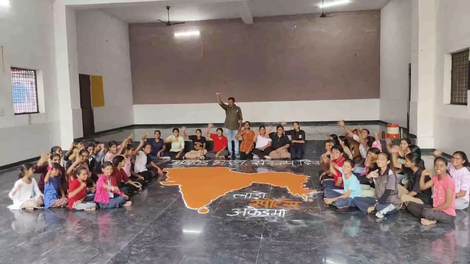 भीलवाड़ा में भारत के नक्शे के पास बैठे हुए लाडो सेवा फाउंडेशन के सदस्य और बच्चे। भीलवाड़ा में भारत के नक्शे के पास बैठे हुए लाडो सेवा फाउंडेशन के सदस्य और बच्चे।