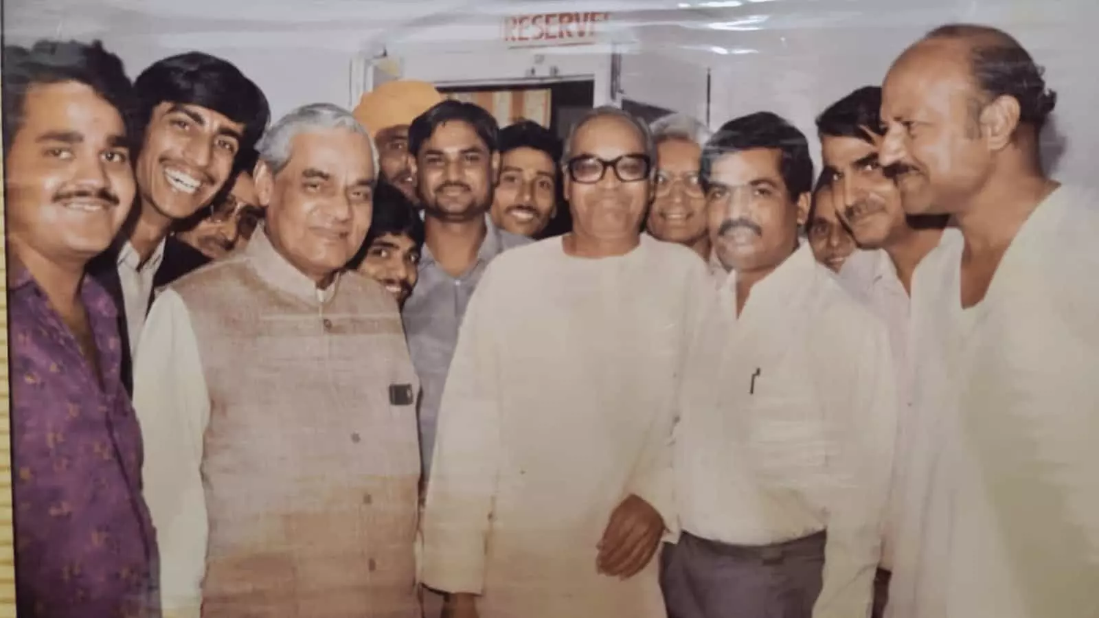 तस्वीर में पूर्व प्रधानमंत्री अटल बिहारी वाजपेयी गंगापुर के डाक बंगले में स्थानीय लोगों के साथ खड़े हैं। तस्वीर में पूर्व प्रधानमंत्री अटल बिहारी वाजपेयी गंगापुर के डाक बंगले में स्थानीय लोगों के साथ खड़े हैं।