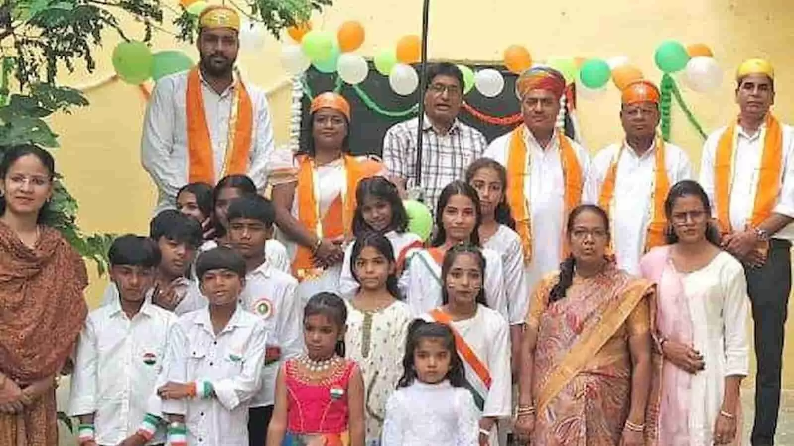 तस्वीर में भीलवाड़ा के विद्यालय में स्वतंत्रता दिवस पर खड़े अतिथि और विद्यार्थी दिख रहे हैं. तस्वीर में भीलवाड़ा के विद्यालय में स्वतंत्रता दिवस पर खड़े अतिथि और विद्यार्थी दिख रहे हैं.