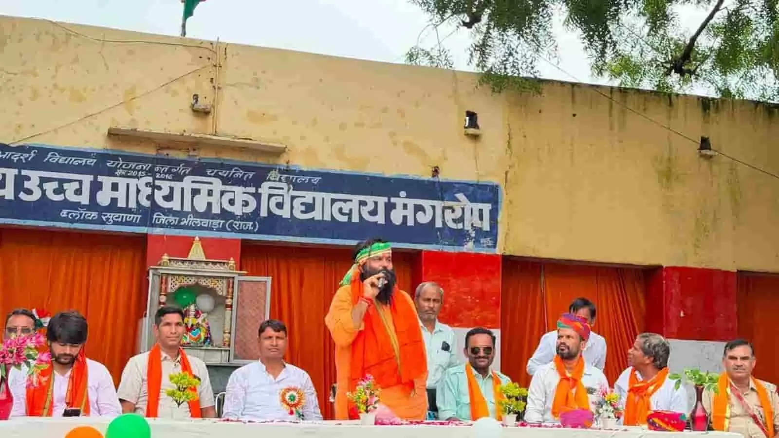 तस्वीर में विधायक उदयलाल भड़ाणा मंगरोप विद्यालय के मंच पर भाषण देते नजर आ रहे हैं। तस्वीर में विधायक उदयलाल भड़ाणा मंगरोप विद्यालय के मंच पर भाषण देते नजर आ रहे हैं।