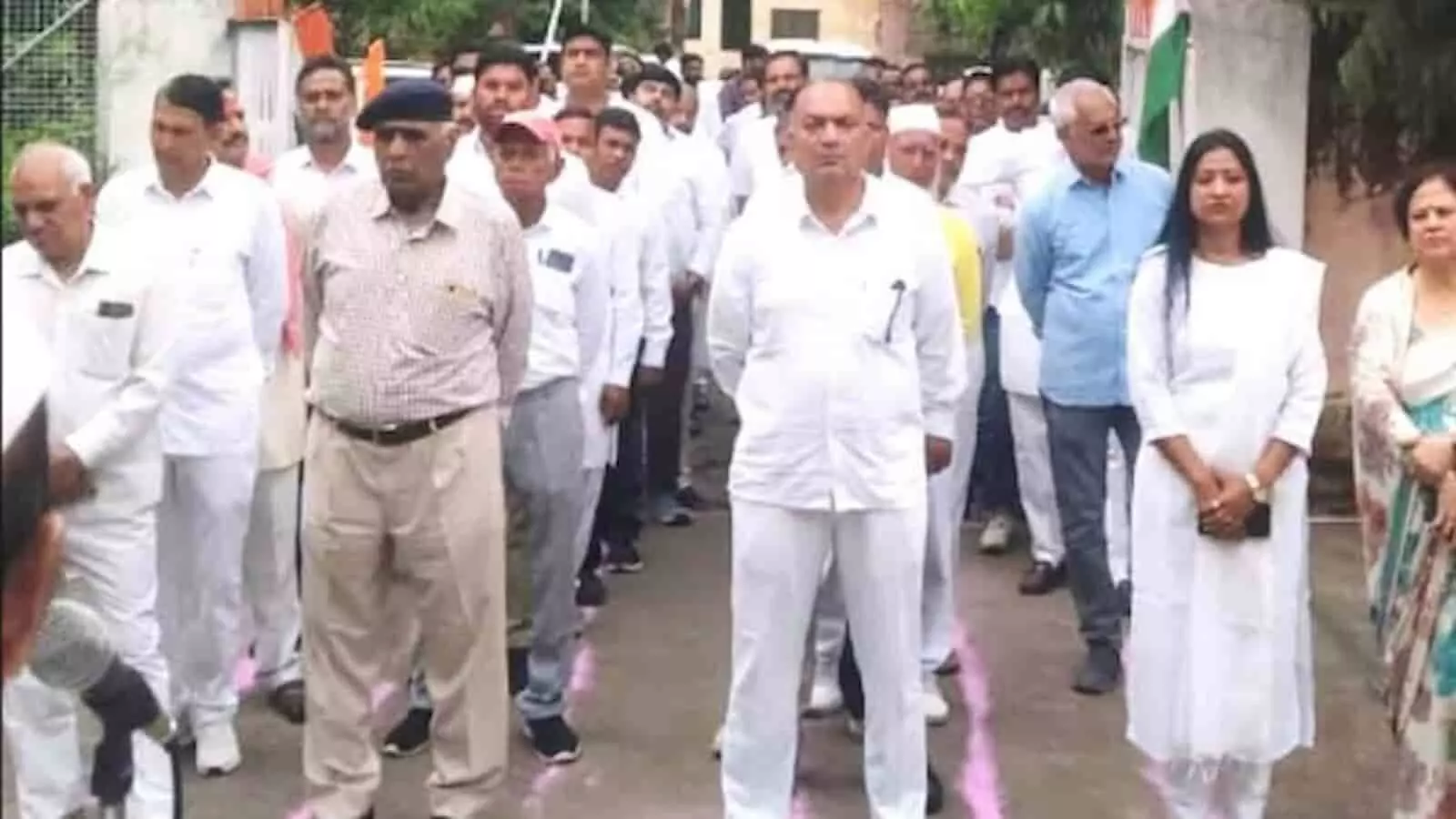 भीलवाड़ा के गांधी मजदूर सेवालय में स्वतंत्रता दिवस समारोह के दौरान ध्वजारोहण में खड़े लोग। भीलवाड़ा के गांधी मजदूर सेवालय में स्वतंत्रता दिवस समारोह के दौरान ध्वजारोहण में खड़े लोग।