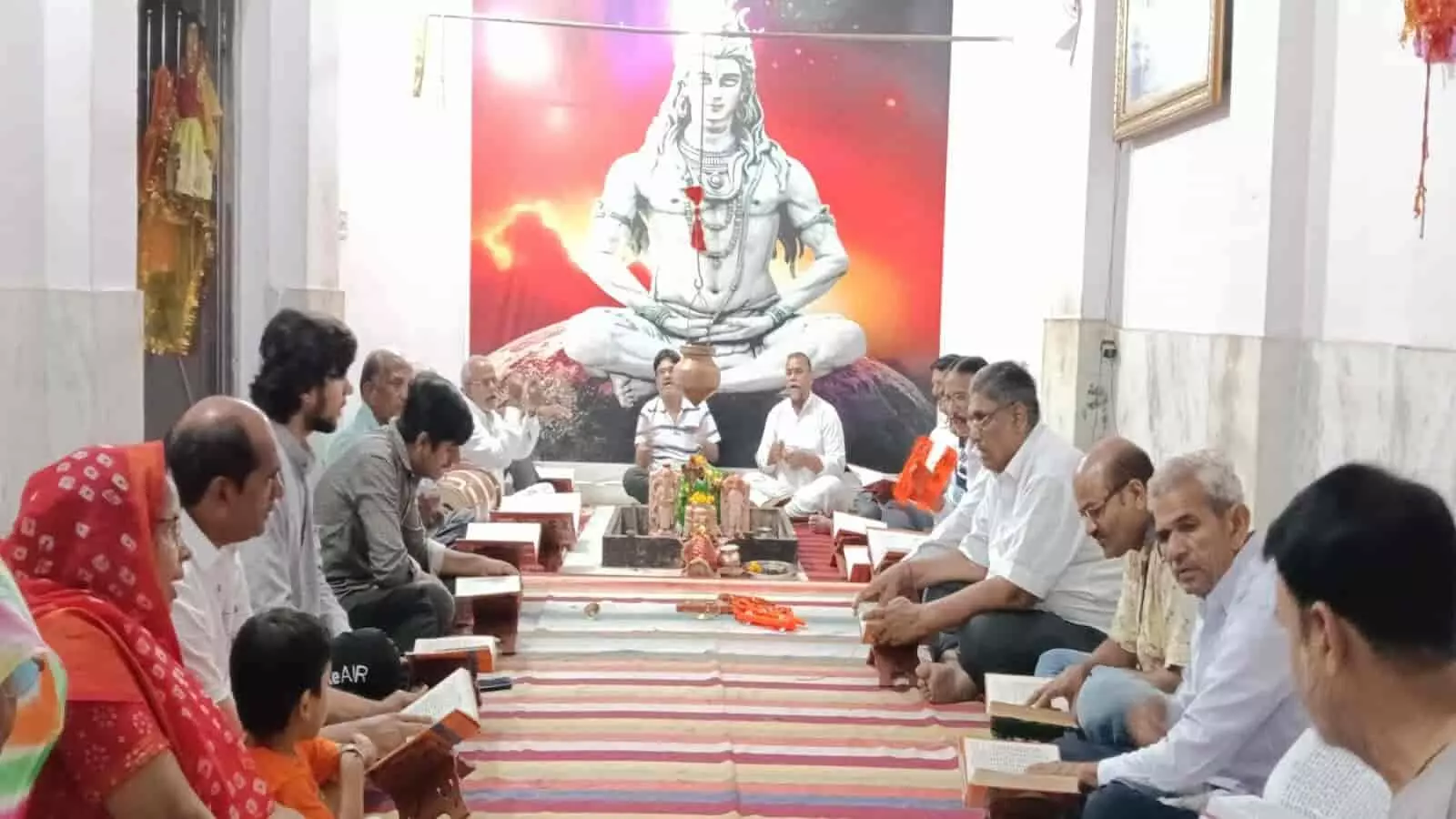आमेट के भेरू बावड़ी अखाड़े में भगवान शिव की तस्वीर के सामने रामचरित मानस का पाठ करते मानस प्रेमी। आमेट के भेरू बावड़ी अखाड़े में भगवान शिव की तस्वीर के सामने रामचरित मानस का पाठ करते मानस प्रेमी।