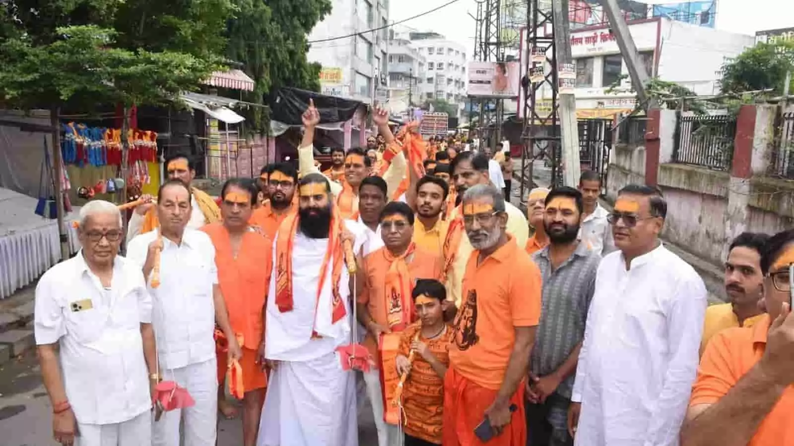 तस्वीर में भीलवाड़ा में कावड़ यात्रा के दौरान सड़क पर खड़े साधु-संत और श्रद्धालु नजर आ रहे हैं। तस्वीर में भीलवाड़ा में कावड़ यात्रा के दौरान सड़क पर खड़े साधु-संत और श्रद्धालु नजर आ रहे हैं।
