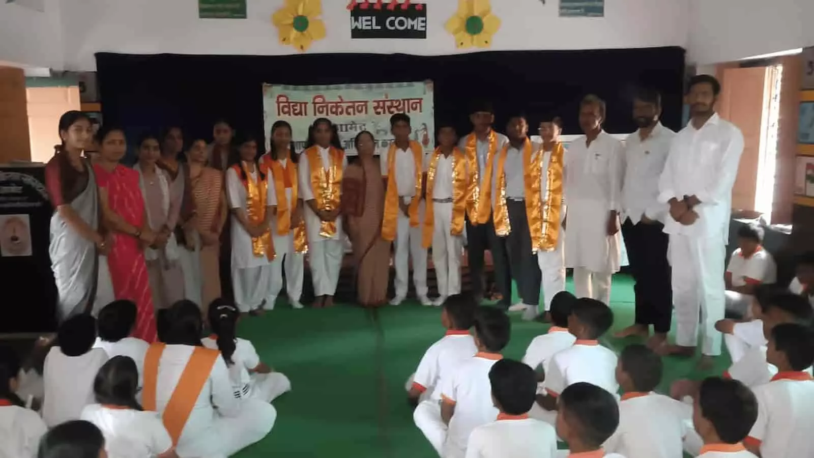 विद्या निकेतन आमेठ विद्यालय के हॉल में खड़े शिक्षक और छात्र संसद के नवनिर्वाचित पदाधिकारी। विद्या निकेतन आमेठ विद्यालय के हॉल में खड़े शिक्षक और छात्र संसद के नवनिर्वाचित पदाधिकारी।