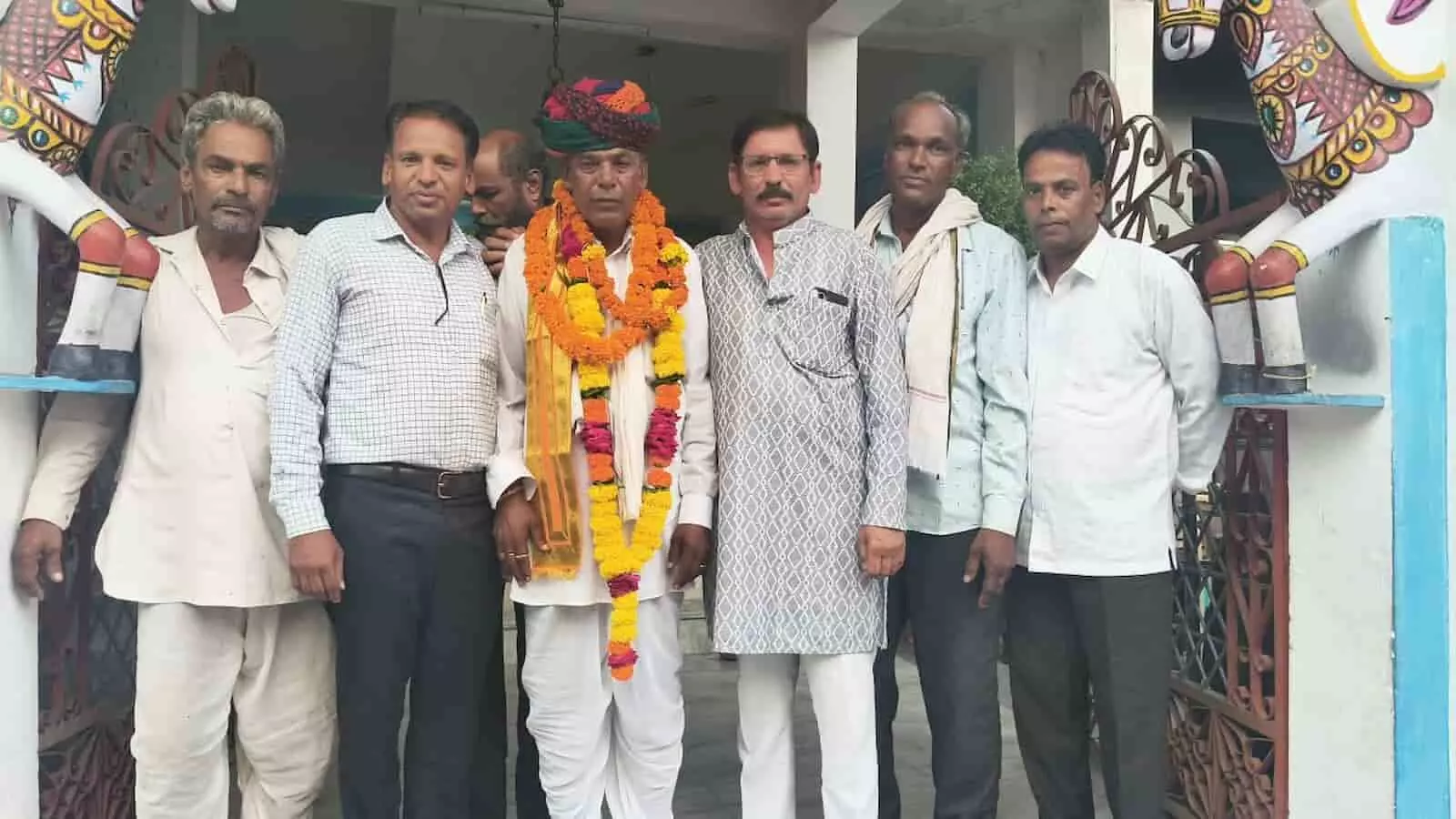 तस्वीर में बाबा रामदेव मंदिर के द्वार पर बैरवा समाज के चुनाव के बाद नवनिर्वाचित अध्यक्ष भीमराज बैरवा और अन्य सदस्य खड़े दिखाई दे रहे हैं। तस्वीर में बाबा रामदेव मंदिर के द्वार पर बैरवा समाज के चुनाव के बाद नवनिर्वाचित अध्यक्ष भीमराज बैरवा और अन्य सदस्य खड़े दिखाई दे रहे हैं।
