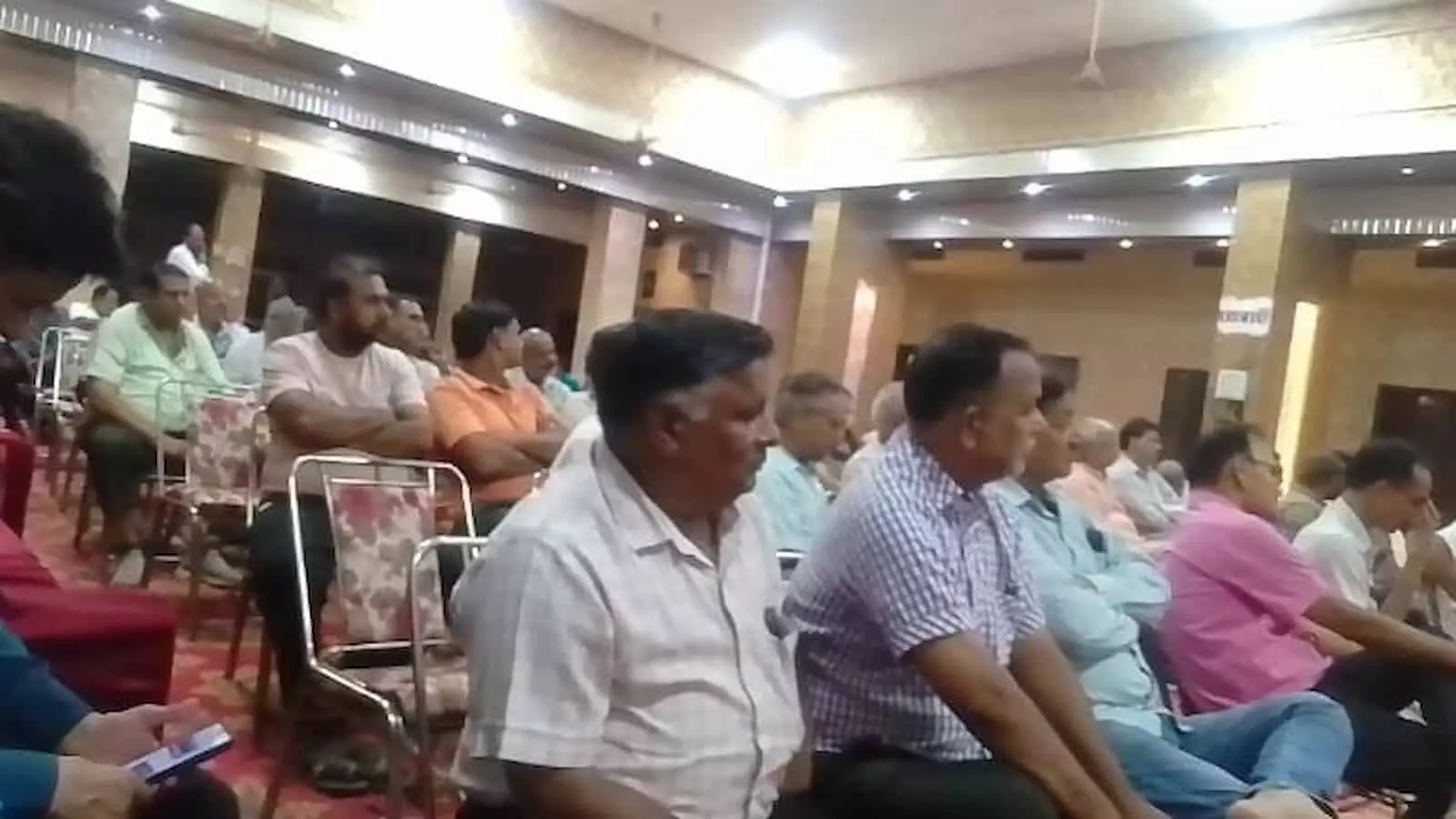 भगवती पैलेस गंगापुर सिटी में सवर्ण समाज की महापंचायत में बैठे हुए लोग। भगवती पैलेस गंगापुर सिटी में सवर्ण समाज की महापंचायत में बैठे हुए लोग।