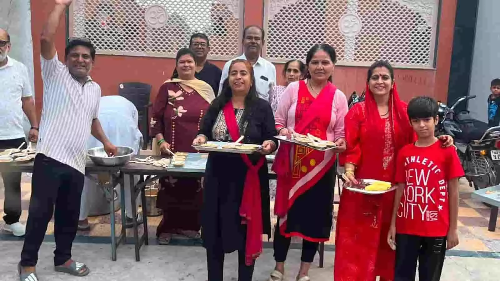 तस्वीर में प्रेमप्रकाश आश्रम के बाहर सेवा कार्य के दौरान भोजन और फल बांटते लोग दिख रहे हैं। तस्वीर में प्रेमप्रकाश आश्रम के बाहर सेवा कार्य के दौरान भोजन और फल बांटते लोग दिख रहे हैं।