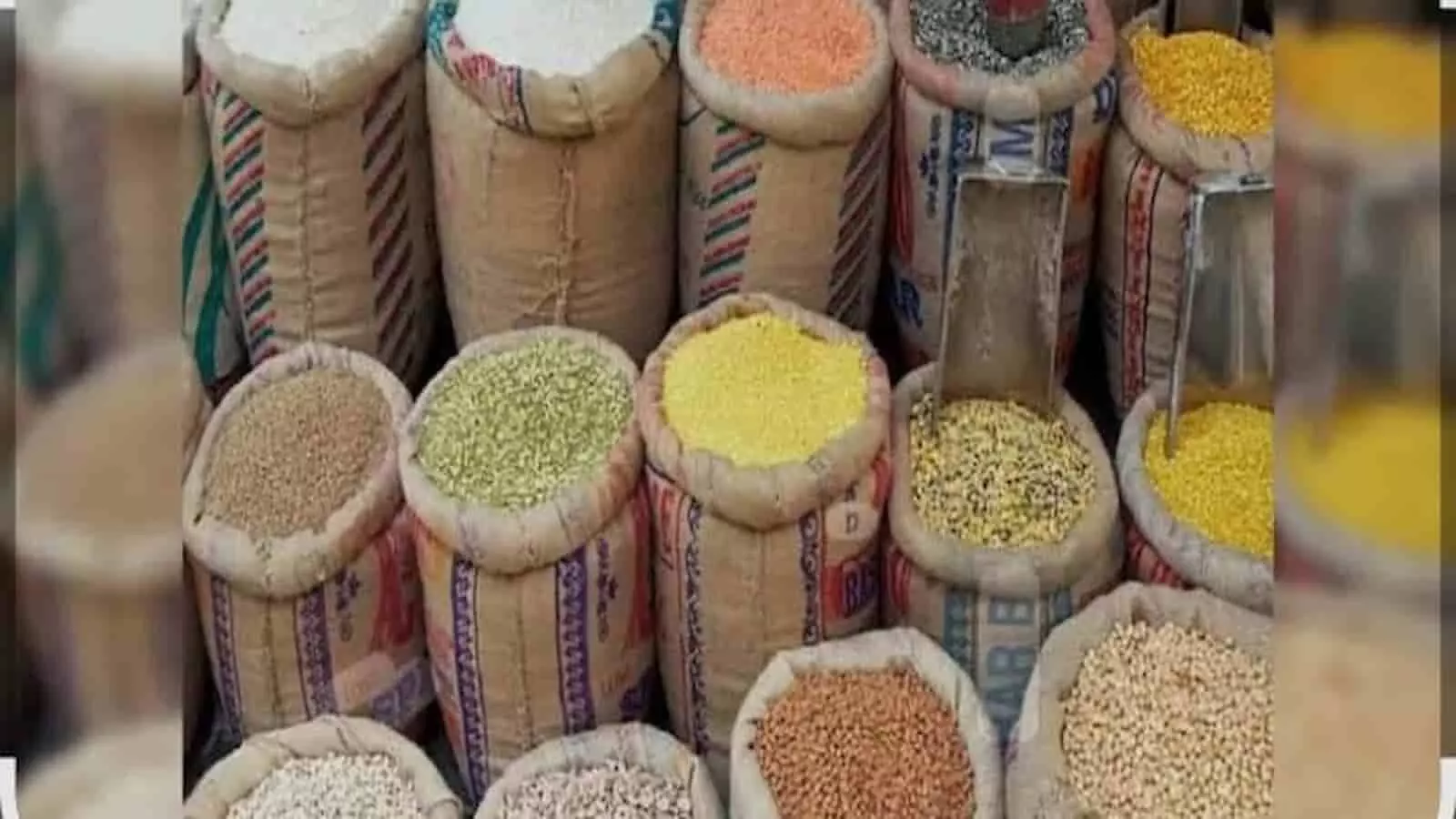 दुकान में बोरे में रखे हुए विभिन्न प्रकार के खाद्यान्न और दालें। दुकान में बोरे में रखे हुए विभिन्न प्रकार के खाद्यान्न और दालें।