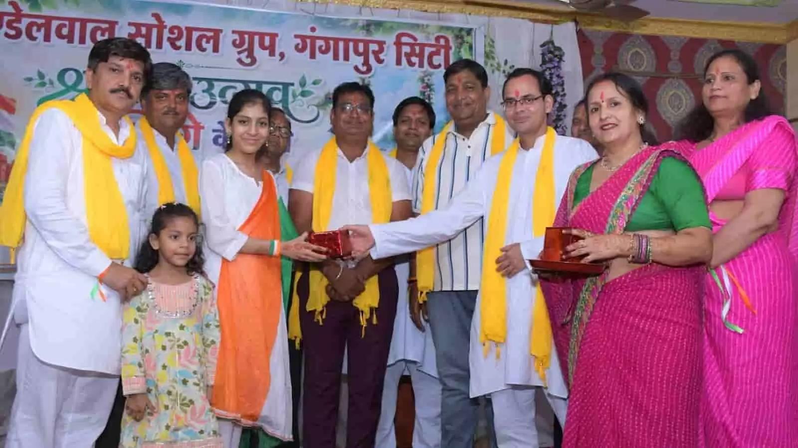 खण्डेलवाल सोशल ग्रुप के कार्यक्रम में मंच पर उपस्थित अतिथि और सदस्यगण। खण्डेलवाल सोशल ग्रुप के कार्यक्रम में मंच पर उपस्थित अतिथि और सदस्यगण।