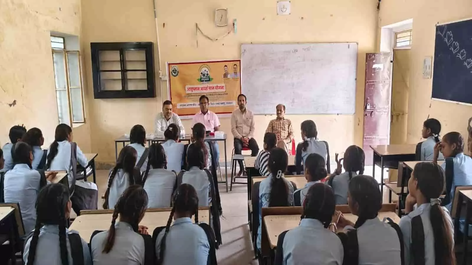 महात्मा गांधी अंग्रेजी विद्यालय कुश्तला में आयोजित स्वास्थ्य कार्यक्रम में बैठे छात्र-छात्राएं और अधिकारी। महात्मा गांधी अंग्रेजी विद्यालय कुश्तला में आयोजित स्वास्थ्य कार्यक्रम में बैठे छात्र-छात्राएं और अधिकारी।