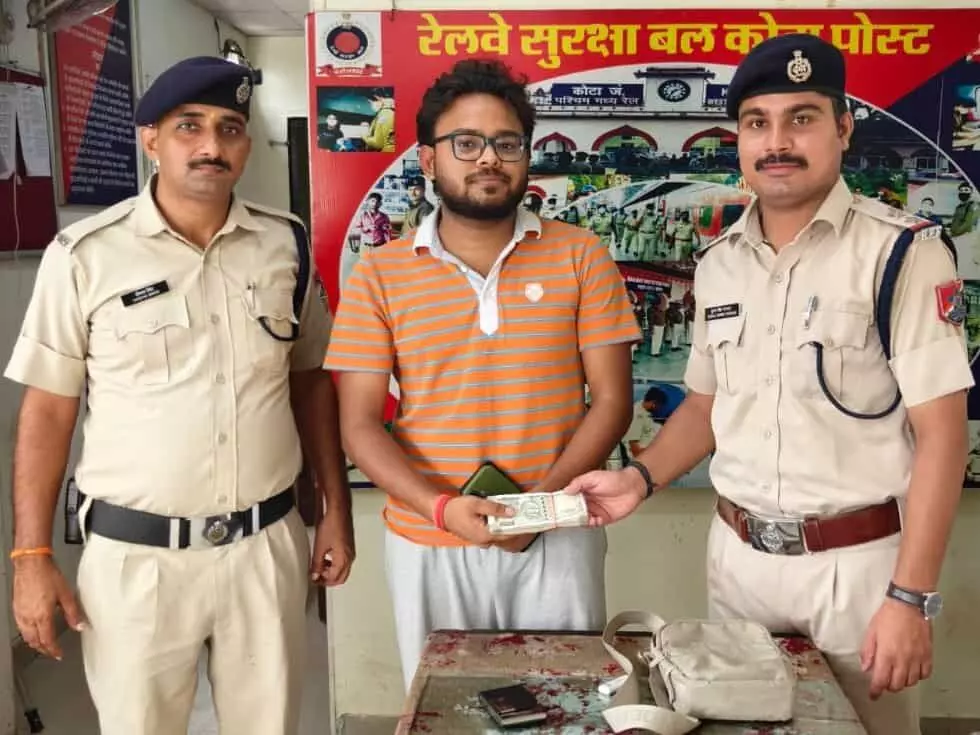 रेलवे सुरक्षा बल के जवान कोटा स्टेशन पर यात्री को उसका खोया हुआ बैग सौंप रहे हैं। रेलवे सुरक्षा बल के जवान कोटा स्टेशन पर यात्री को उसका खोया हुआ बैग सौंप रहे हैं।