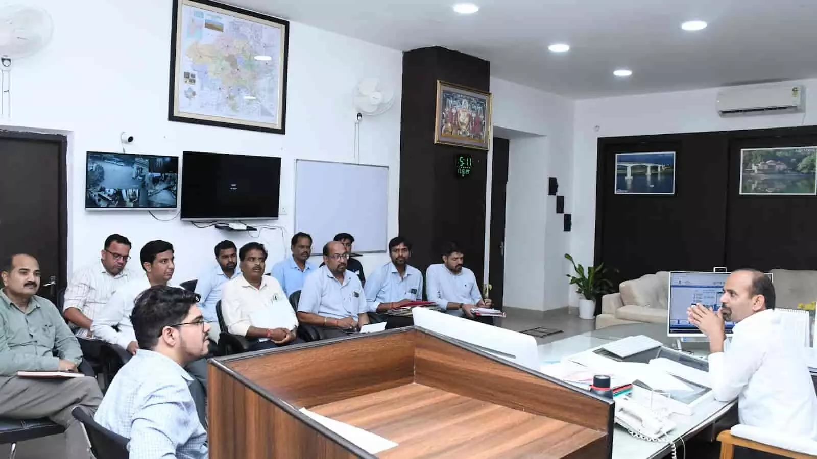 सवाई माधोपुर में नगर विकास न्यास की बैठक में चर्चा करते अधिकारी। सवाई माधोपुर में नगर विकास न्यास की बैठक में चर्चा करते अधिकारी।