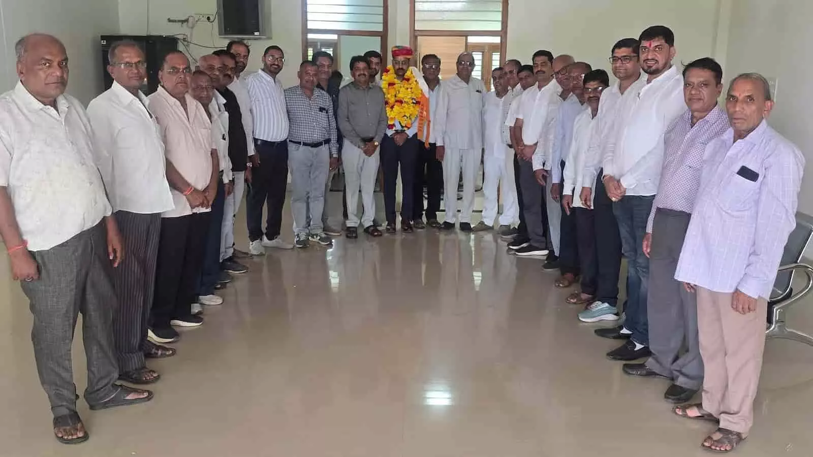 तस्वीर में समाज के लोग खेरवाड़ा एसडीएम निलेश कुमार कलाल का स्वागत करते हुए दिख रहे हैं। तस्वीर में समाज के लोग खेरवाड़ा एसडीएम निलेश कुमार कलाल का स्वागत करते हुए दिख रहे हैं।