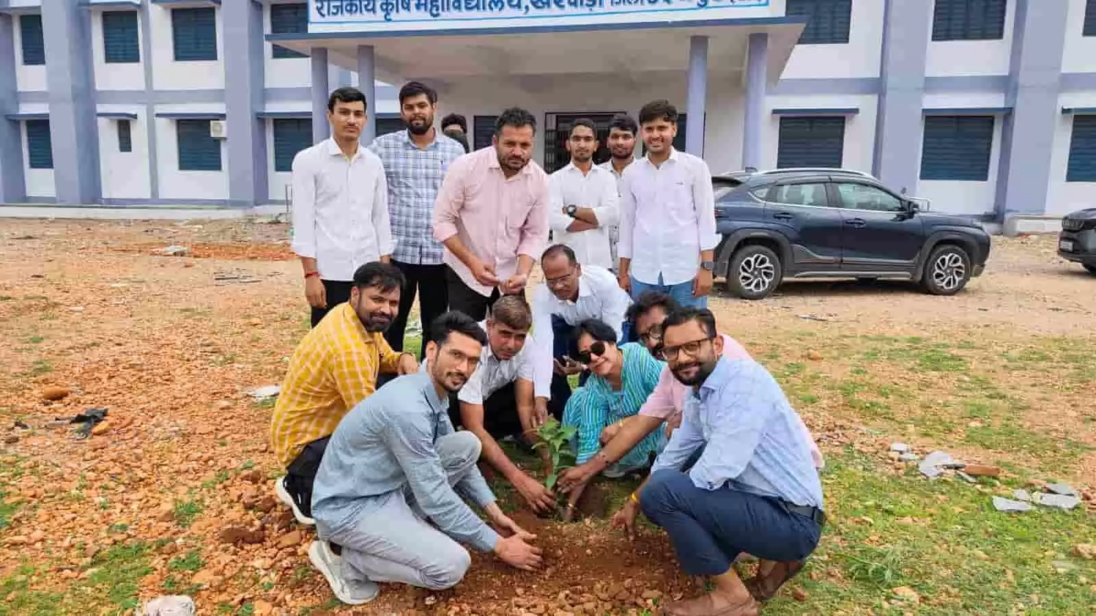 राजकीय कृषि महाविद्यालय खेरवाड़ा परिसर में पौधारोपण करते हुए प्राचार्य, शिक्षक और विद्यार्थी। राजकीय कृषि महाविद्यालय खेरवाड़ा परिसर में पौधारोपण करते हुए प्राचार्य, शिक्षक और विद्यार्थी।