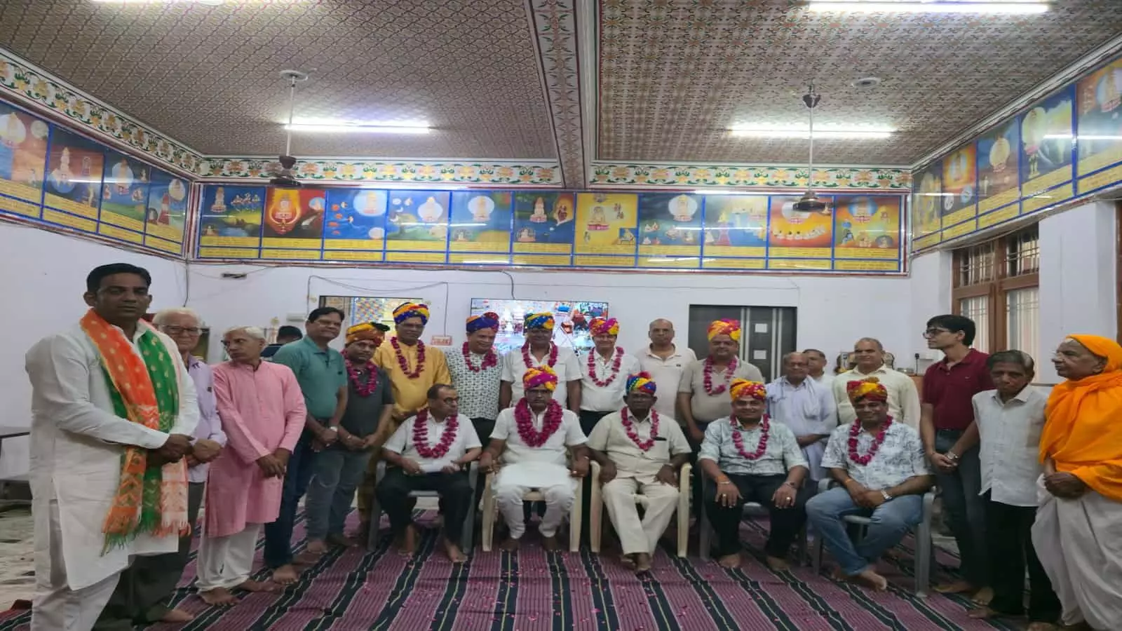 जयपुर के श्री चन्द्रप्रभ दिगम्बर जैन मंदिर परिसर में सम्मान समारोह के दौरान उपस्थित समाज के लोग जयपुर के श्री चन्द्रप्रभ दिगम्बर जैन मंदिर परिसर में सम्मान समारोह के दौरान उपस्थित समाज के लोग