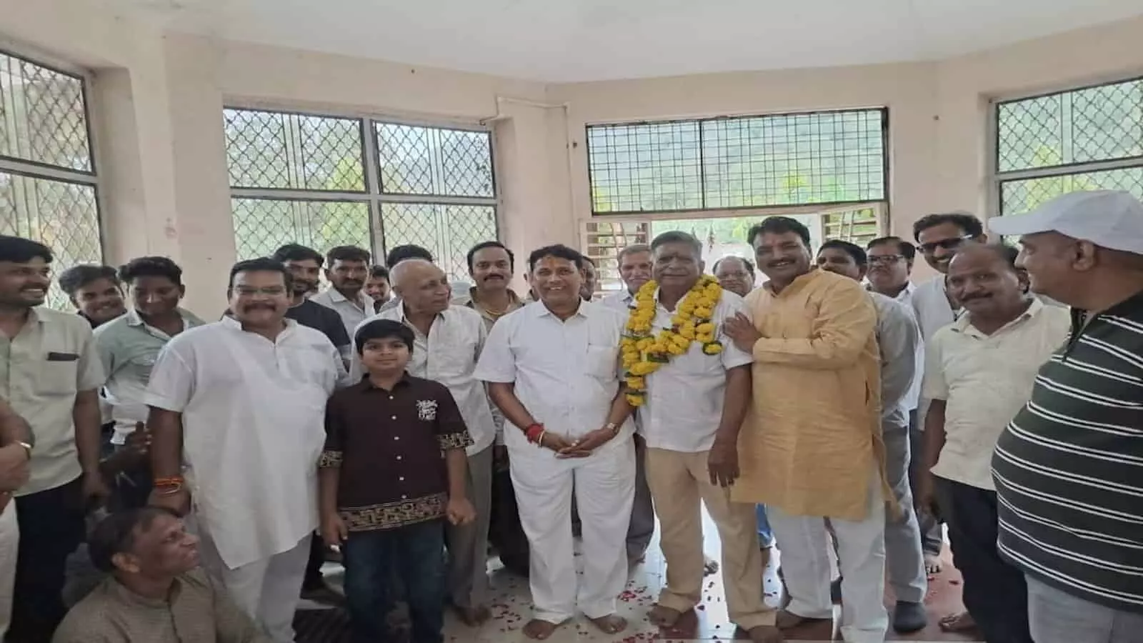 बारां के शाहाबाद में वन विहार के दौरान सर्राफा संघ के पदाधिकारियों का स्वागत करते जनप्रतिनिधि बारां के शाहाबाद में वन विहार के दौरान सर्राफा संघ के पदाधिकारियों का स्वागत करते जनप्रतिनिधि