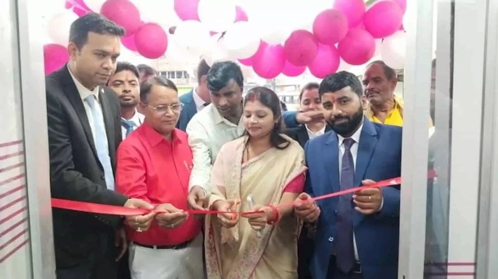 बैंक अधिकारी और अन्य लोग नई शाखा के उद्घाटन अवसर पर रिबन काट रहे हैं। बैंक अधिकारी और अन्य लोग नई शाखा के उद्घाटन अवसर पर रिबन काट रहे हैं।
