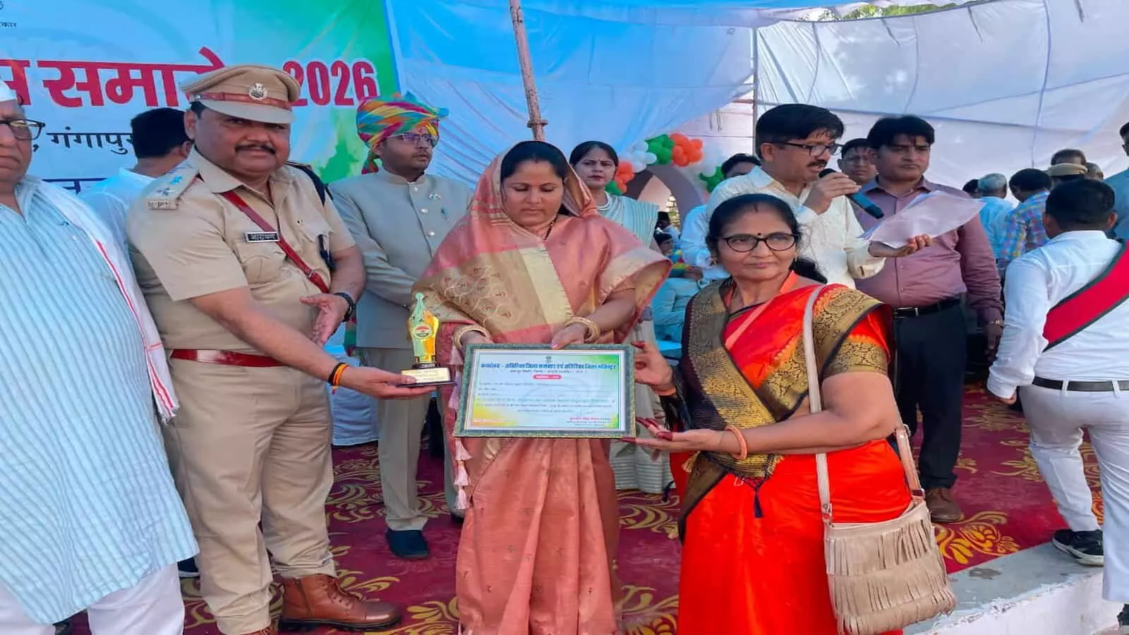 स्वतंत्रता दिवस समारोह में सम्मान प्राप्त करने के बाद भाषण देतीं सक्षम जिलाध्यक्ष सुधा गुप्ता गंगापुर सिटी। स्वतंत्रता दिवस समारोह में सम्मान प्राप्त करने के बाद भाषण देतीं सक्षम जिलाध्यक्ष सुधा गुप्ता गंगापुर सिटी।