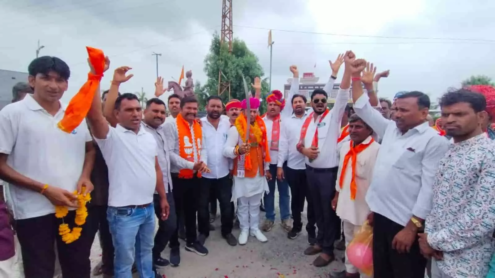 तस्वीर में भाजपा कार्यकर्ता जैतारण क्षेत्र में जिला अध्यक्ष आशीष सांड का स्वागत करते दिख रहे हैं। तस्वीर में भाजपा कार्यकर्ता जैतारण क्षेत्र में जिला अध्यक्ष आशीष सांड का स्वागत करते दिख रहे हैं।