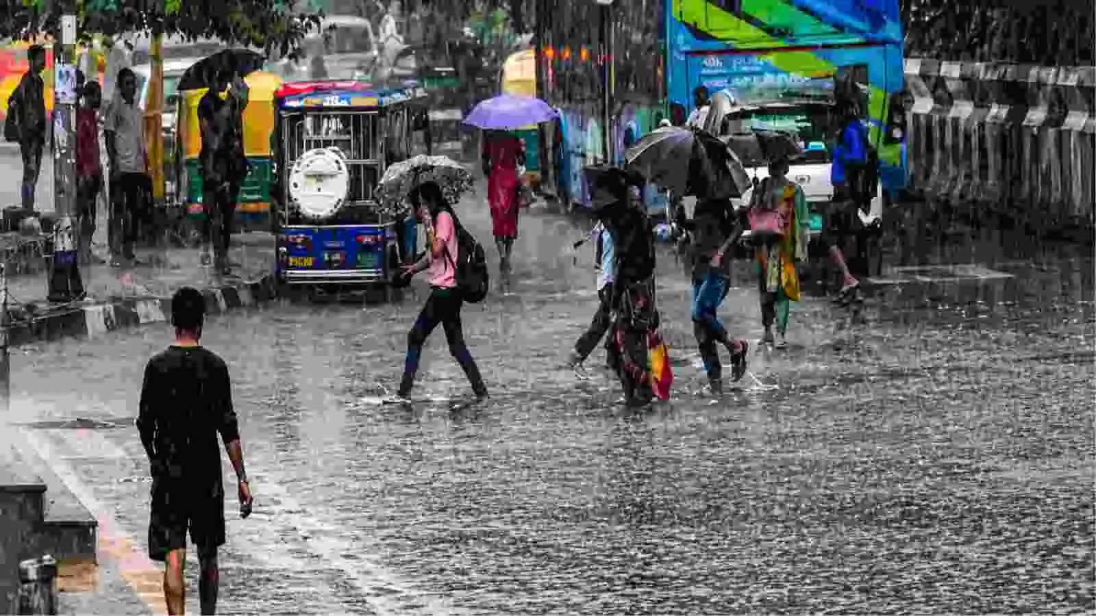 बारिश में सड़क पर लोग, दिल्ली मौसम पूर्वानुमान के संदर्भ में। बारिश में सड़क पर लोग, दिल्ली मौसम पूर्वानुमान के संदर्भ में।