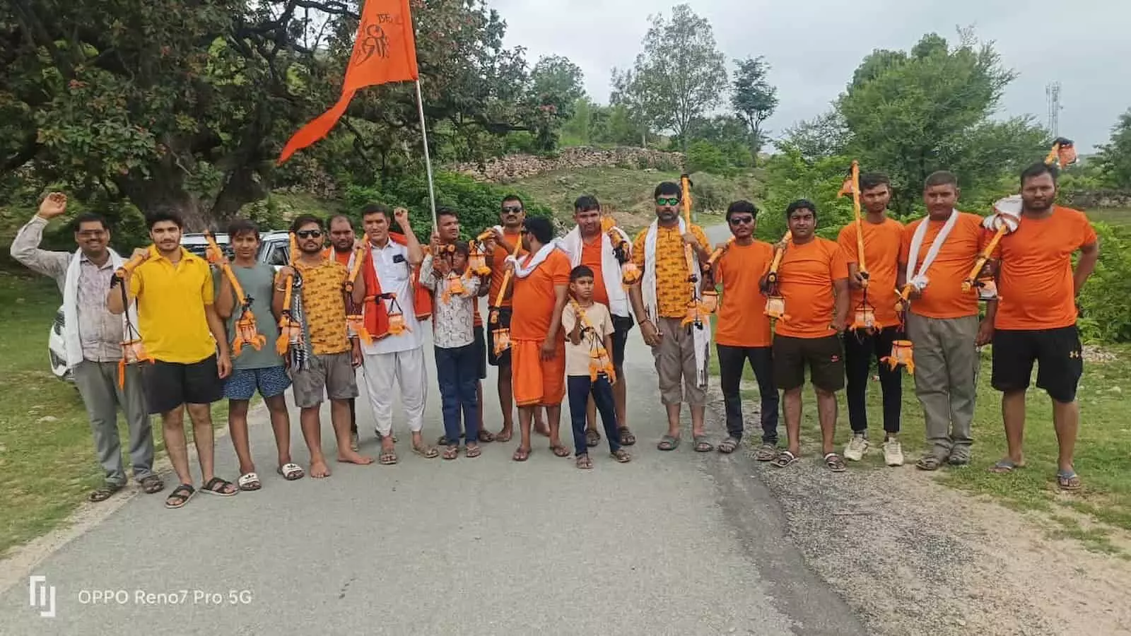 केलवा में कावड़ यात्रा के दौरान हाथों में कलश लिए चलते हुए श्रद्धालु। केलवा में कावड़ यात्रा के दौरान हाथों में कलश लिए चलते हुए श्रद्धालु।