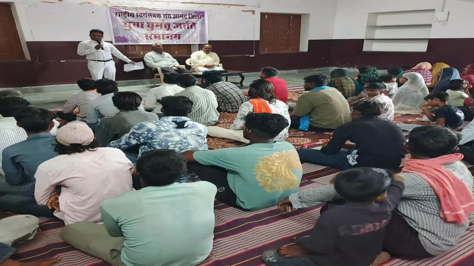 आमेट के विद्या निकेतन में आयोजित कार्यक्रम में भारत माता के चित्र के समक्ष दीप प्रज्वलित करते अतिथि। आमेट के विद्या निकेतन में आयोजित कार्यक्रम में भारत माता के चित्र के समक्ष दीप प्रज्वलित करते अतिथि।