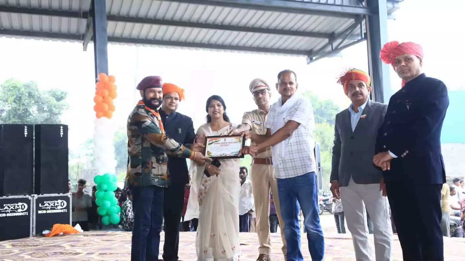 तस्वीर में अटरू के स्वतंत्रता दिवस समारोह में प्रकाश जायसवाल को सम्मान-पत्र प्रदान करते हुए अतिथि दिख रहे हैं। तस्वीर में अटरू के स्वतंत्रता दिवस समारोह में प्रकाश जायसवाल को सम्मान-पत्र प्रदान करते हुए अतिथि दिख रहे हैं।
