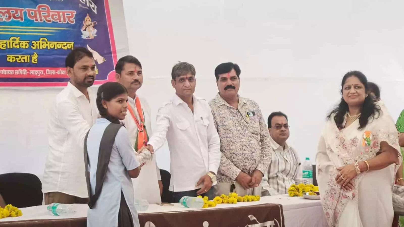 तस्वीर में राजकीय उच्च माध्यमिक विद्यालय रंगपुर में स्वतंत्रता दिवस पर एक छात्रा को सम्मानित करते अतिथि दिख रहे हैं। तस्वीर में राजकीय उच्च माध्यमिक विद्यालय रंगपुर में स्वतंत्रता दिवस पर एक छात्रा को सम्मानित करते अतिथि दिख रहे हैं।