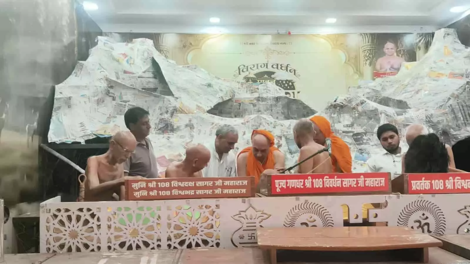 मंदिर में धर्मसभा के दौरान बैठे मुनि श्री विवर्धनसागर महाराज ससंघ और श्रद्धालु मंदिर में धर्मसभा के दौरान बैठे मुनि श्री विवर्धनसागर महाराज ससंघ और श्रद्धालु