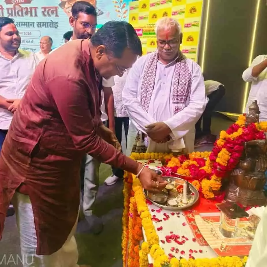 कोटा में आयोजित समारोह के दौरान शिक्षा मंत्री मदन दिलावर दीप प्रज्वलित कर रहे हैं। कोटा में आयोजित समारोह के दौरान शिक्षा मंत्री मदन दिलावर दीप प्रज्वलित कर रहे हैं।