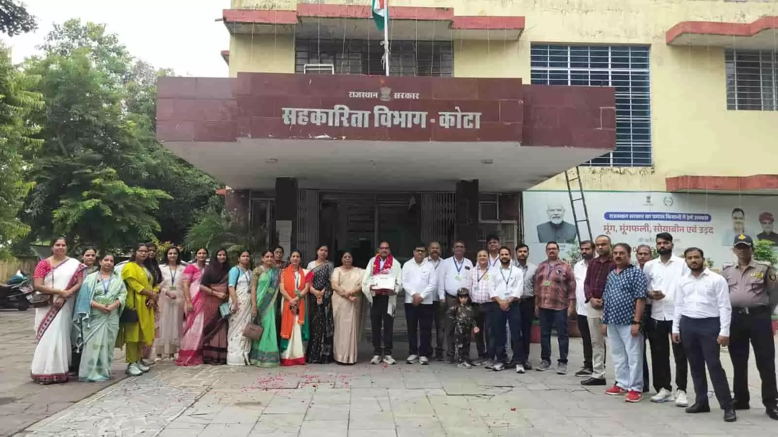 सहकारिता विभाग कोटा के बाहर स्वतंत्रता दिवस पर अधिकारियों और कर्मचारियों के साथ सम्मानित होते महेंद्र कुमार सुमन। सहकारिता विभाग कोटा के बाहर स्वतंत्रता दिवस पर अधिकारियों और कर्मचारियों के साथ सम्मानित होते महेंद्र कुमार सुमन।