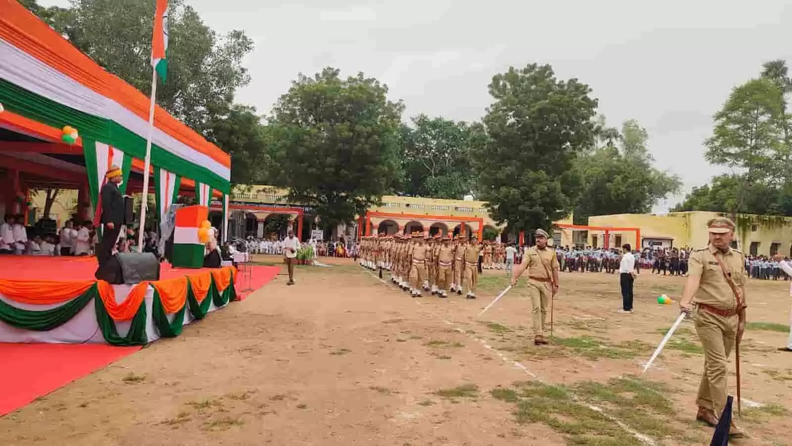 सलूंबर में स्वतंत्रता दिवस समारोह के दौरान पुलिस और छात्रों की टुकड़ियां मार्च पास्ट कर रही हैं। सलूंबर में स्वतंत्रता दिवस समारोह के दौरान पुलिस और छात्रों की टुकड़ियां मार्च पास्ट कर रही हैं।
