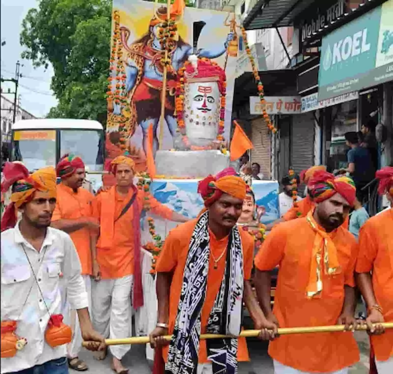 तस्वीर में भगवा वस्त्र पहने श्रद्धालु सलूंबर की सड़क पर कावड़ यात्रा निकालते दिख रहे हैं। तस्वीर में भगवा वस्त्र पहने श्रद्धालु सलूंबर की सड़क पर कावड़ यात्रा निकालते दिख रहे हैं।