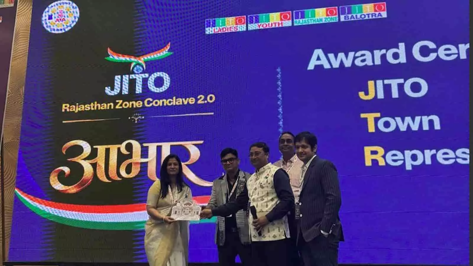 तस्वीर में बालोतरा में जीतो राजस्थान सम्मेलन के दौरान मंच पर अतिथियों द्वारा प्रतिनिधि को सम्मानित किया जा रहा है। तस्वीर में बालोतरा में जीतो राजस्थान सम्मेलन के दौरान मंच पर अतिथियों द्वारा प्रतिनिधि को सम्मानित किया जा रहा है।