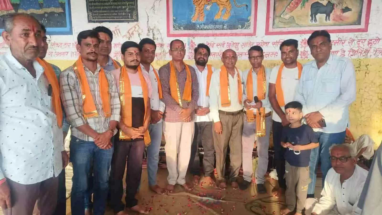 तस्वीर में निकुंभ स्थित चंदा माता मंदिर परिसर में सत्संग के दौरान खड़े अतिथि और श्रद्धालु नजर आ रहे हैं। तस्वीर में निकुंभ स्थित चंदा माता मंदिर परिसर में सत्संग के दौरान खड़े अतिथि और श्रद्धालु नजर आ रहे हैं।