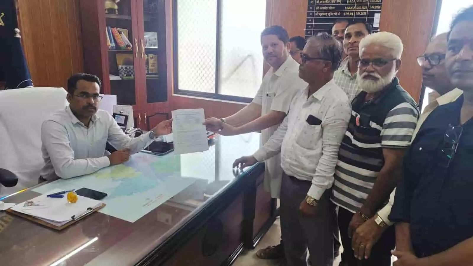 सलूम्बर में जिला कलेक्टर कार्यालय के समक्ष शिक्षक केरल के शिक्षक के निलंबन के विरोध में ज्ञापन सौंपते हुए। सलूम्बर में जिला कलेक्टर कार्यालय के समक्ष शिक्षक केरल के शिक्षक के निलंबन के विरोध में ज्ञापन सौंपते हुए।