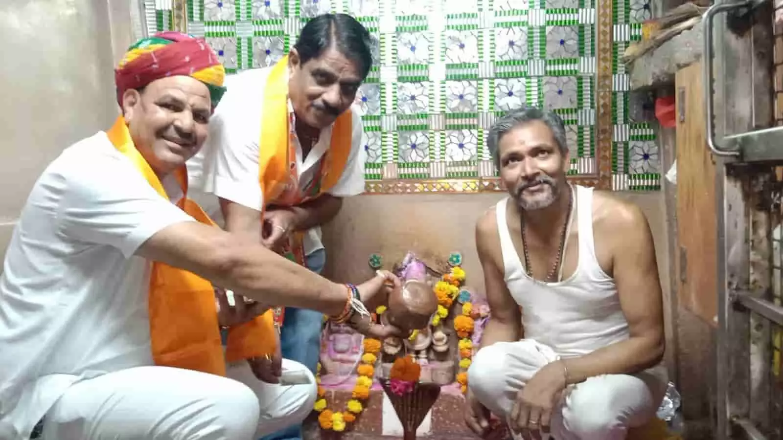 आकोला के सांडेश्वर महादेव मंदिर में जलाभिषेक करते भाजपा नेता बद्री लाल जाट। आकोला के सांडेश्वर महादेव मंदिर में जलाभिषेक करते भाजपा नेता बद्री लाल जाट।