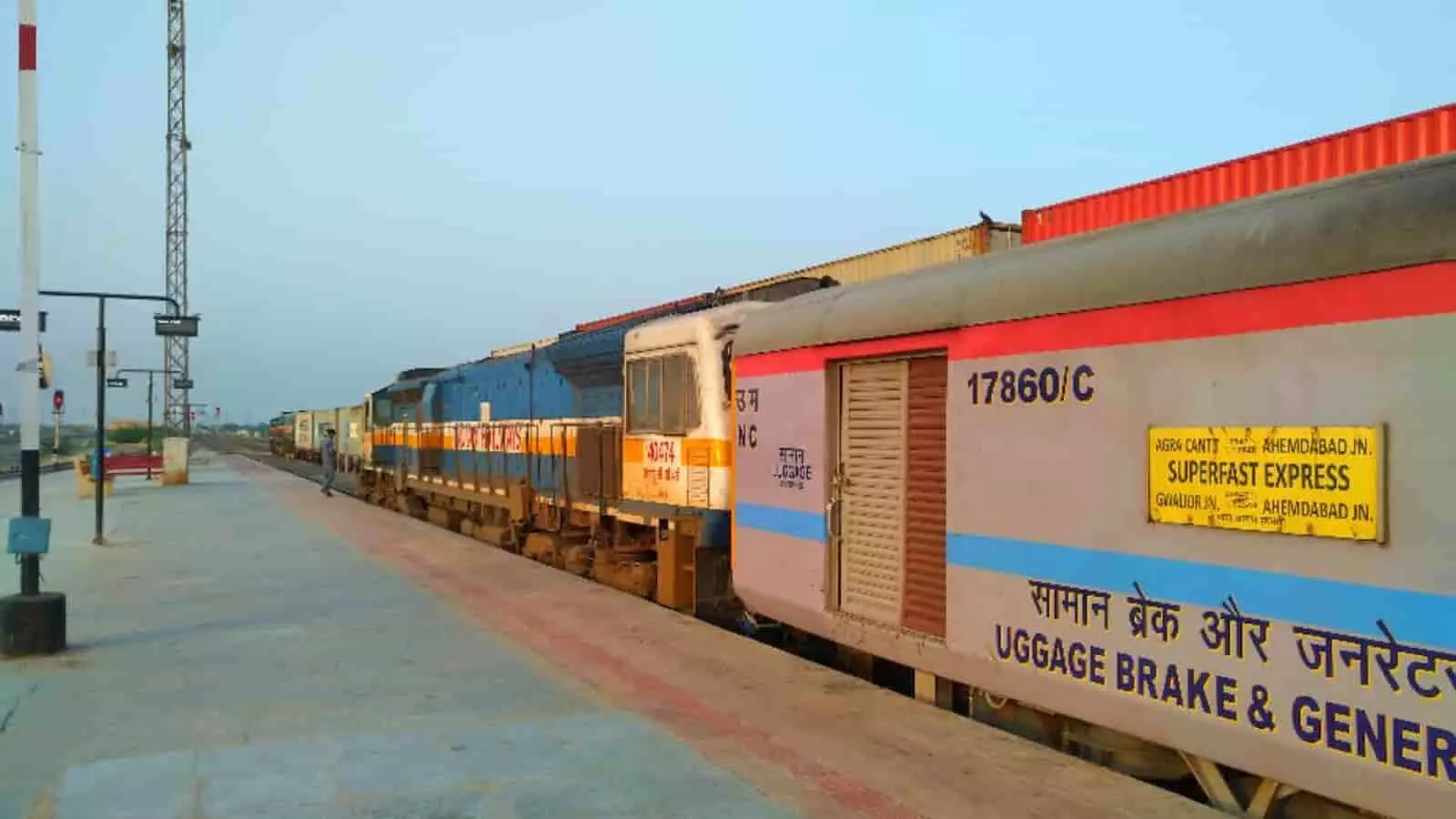 तस्वीर में रेलवे स्टेशन पर ट्रैक पर खड़ी ट्रेन का डिब्बा और इंजन दिख रहा है। तस्वीर में रेलवे स्टेशन पर ट्रैक पर खड़ी ट्रेन का डिब्बा और इंजन दिख रहा है।