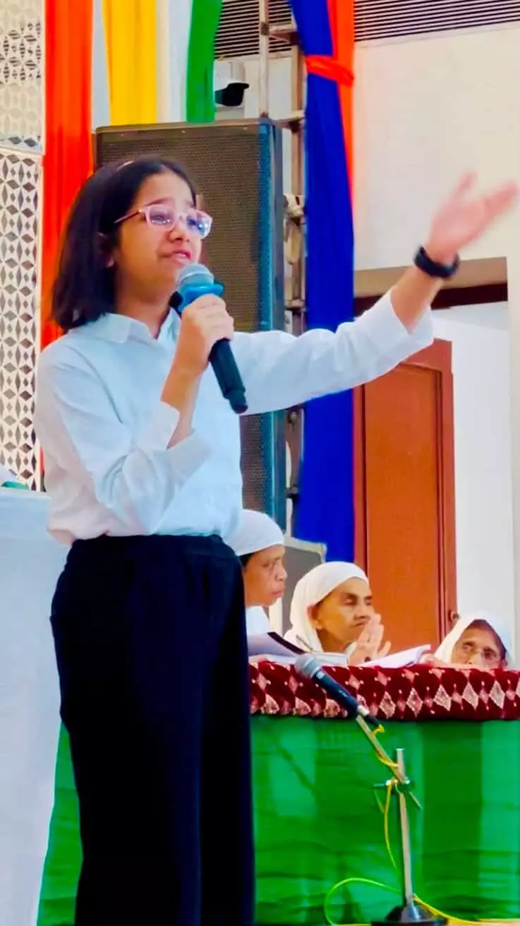 तस्वीर में मिती जैन सोगानी किशनगढ़ के कार्यक्रम में माइक से भाषण देती हुई दिख रही हैं। तस्वीर में मिती जैन सोगानी किशनगढ़ के कार्यक्रम में माइक से भाषण देती हुई दिख रही हैं।