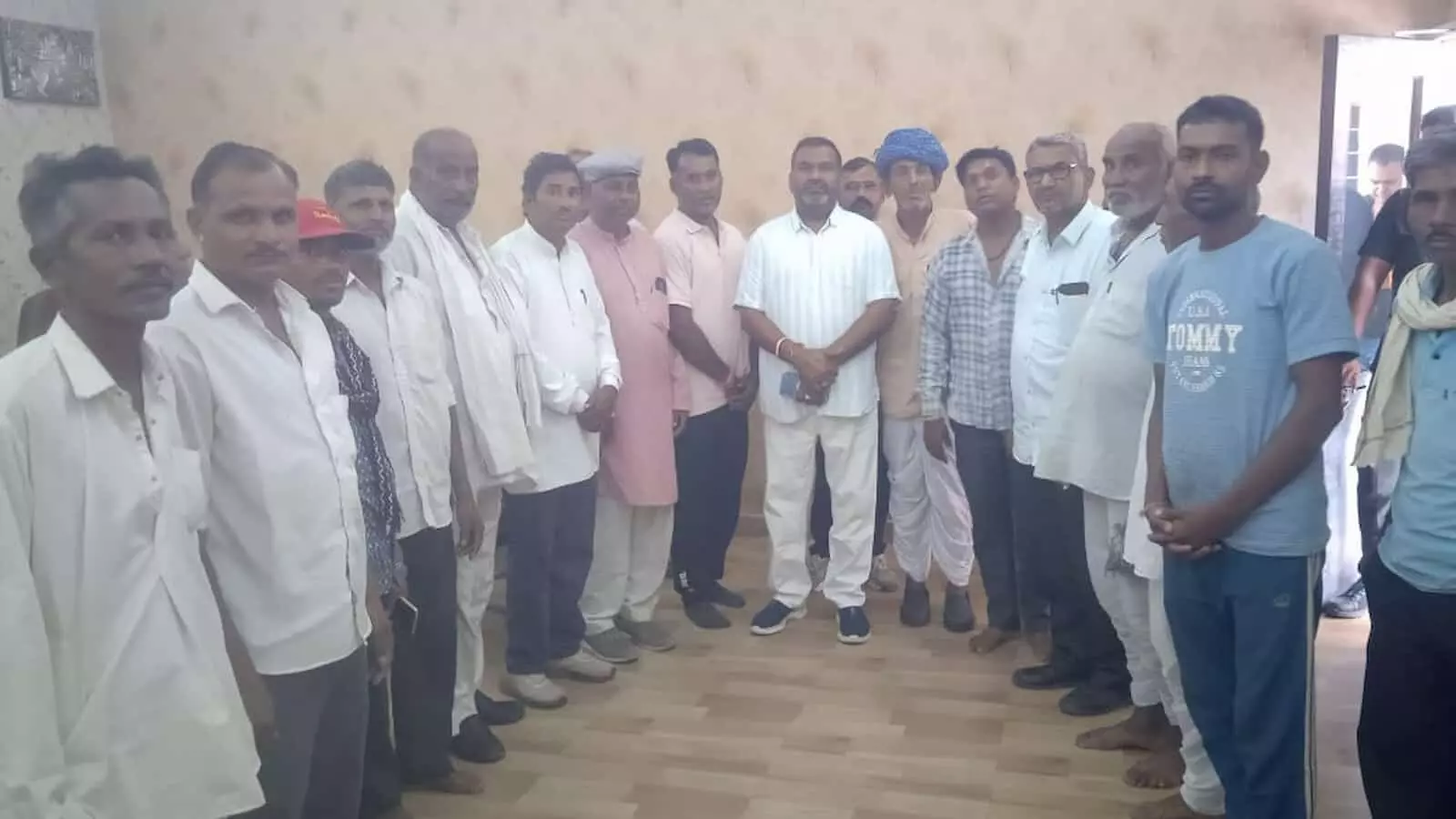 तस्वीर में वल्लभनगर विधायक उदयलाल डांगी के साथ बग्गड़ ग्राम पंचायत का प्रतिनिधिमंडल खड़ा दिखाई दे रहा है। तस्वीर में वल्लभनगर विधायक उदयलाल डांगी के साथ बग्गड़ ग्राम पंचायत का प्रतिनिधिमंडल खड़ा दिखाई दे रहा है।