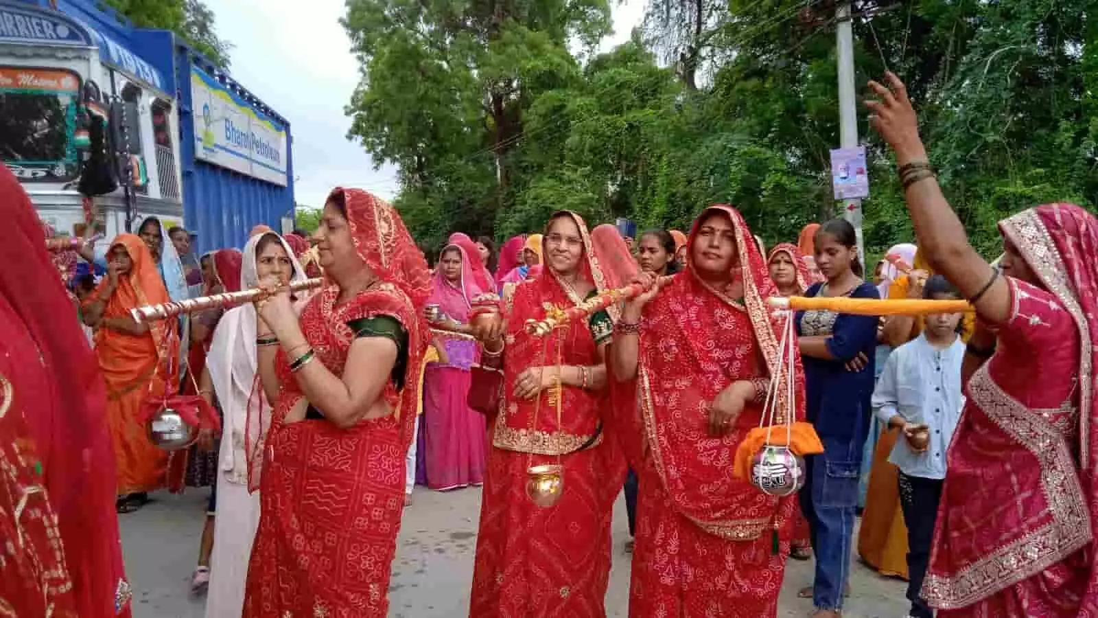 लाल कपड़ों में महिलाएं खेरोदा में सड़क पर कावड़ यात्रा निकाल रही हैं। लाल कपड़ों में महिलाएं खेरोदा में सड़क पर कावड़ यात्रा निकाल रही हैं।