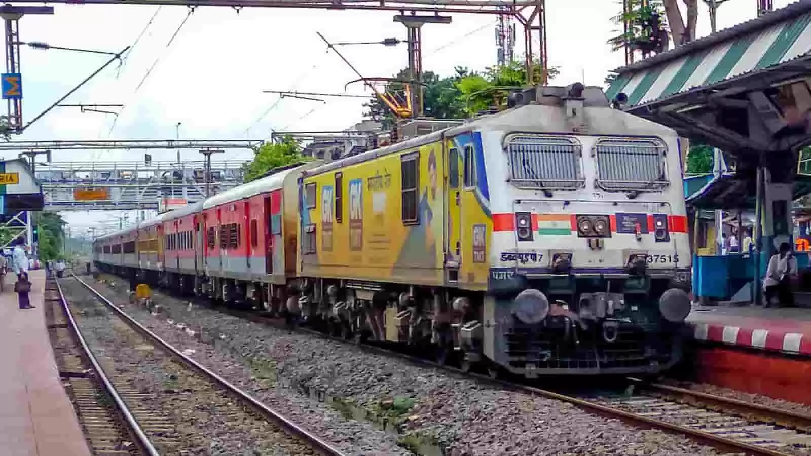रेलवे स्टेशन के प्लेटफॉर्म पर पटरी पर खड़ी एक्सप्रेस ट्रेन दिख रही है। रेलवे स्टेशन के प्लेटफॉर्म पर पटरी पर खड़ी एक्सप्रेस ट्रेन दिख रही है।