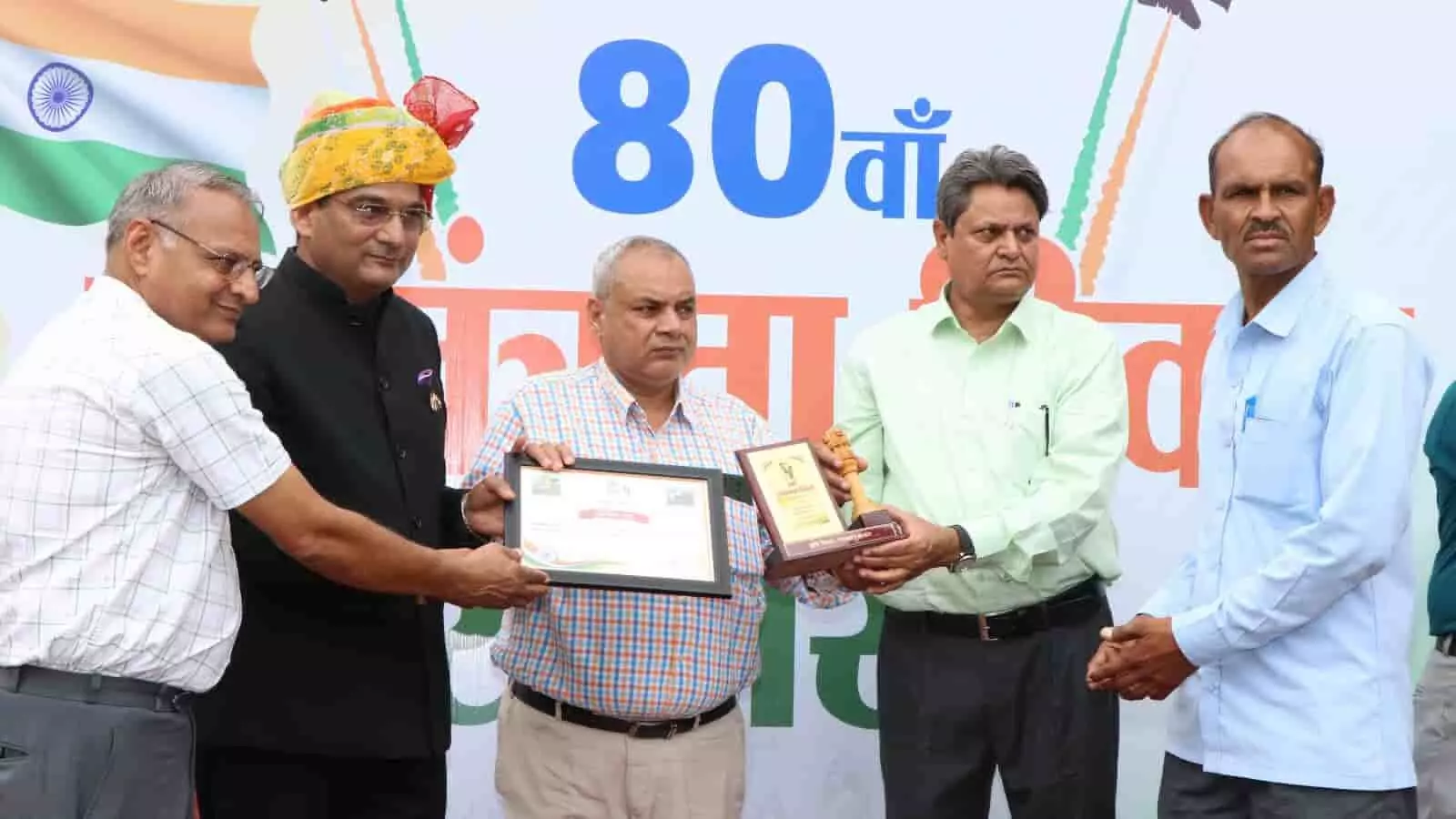 स्वतंत्रता दिवस कार्यक्रम में प्रगतिशील कृषक मोती लाल को सम्मानित करते अधिकारी। स्वतंत्रता दिवस कार्यक्रम में प्रगतिशील कृषक मोती लाल को सम्मानित करते अधिकारी।