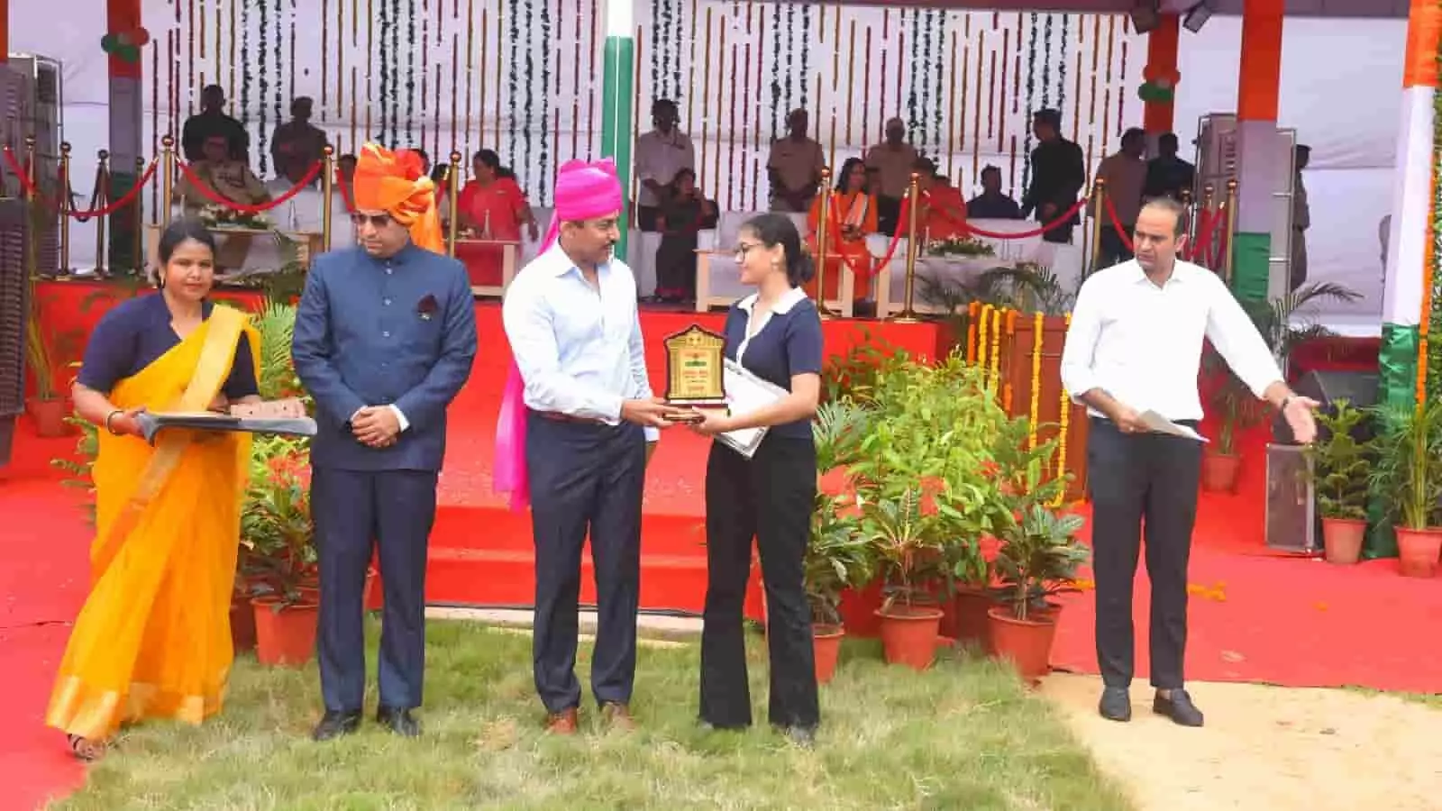 तस्वीर में राज्यवर्धन सिंह राठौड़ जयपुर समारोह में इनाया ख़ान को पुरस्कार देते हुए। तस्वीर में राज्यवर्धन सिंह राठौड़ जयपुर समारोह में इनाया ख़ान को पुरस्कार देते हुए।