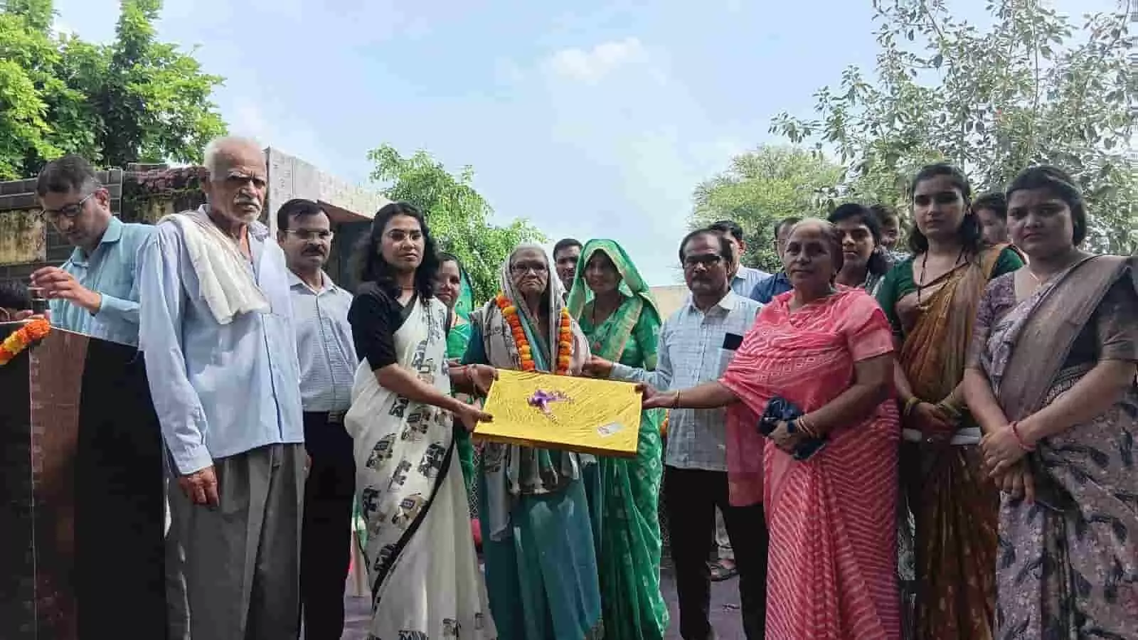 रणधीरगढ़ राजकीय स्कूल परिसर में भामाशाह परिवार को सम्मानित करते हुए विद्यालय परिवार के सदस्य। रणधीरगढ़ राजकीय स्कूल परिसर में भामाशाह परिवार को सम्मानित करते हुए विद्यालय परिवार के सदस्य।