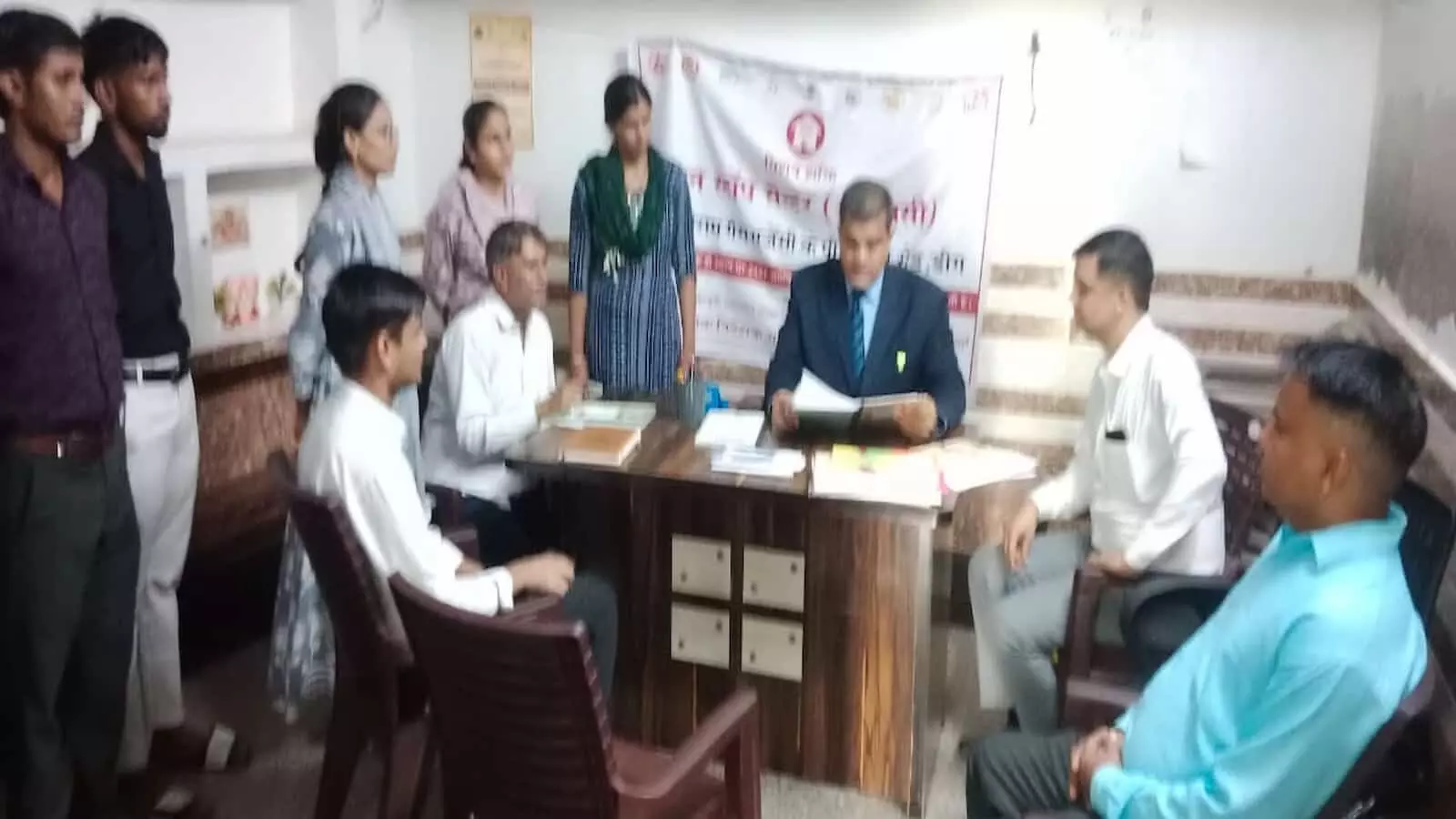 जिला विधिक सेवा प्राधिकरण के सचिव डीग कारागार में अधिकारियों के साथ दस्तावेजों की जांच करते हुए। जिला विधिक सेवा प्राधिकरण के सचिव डीग कारागार में अधिकारियों के साथ दस्तावेजों की जांच करते हुए।